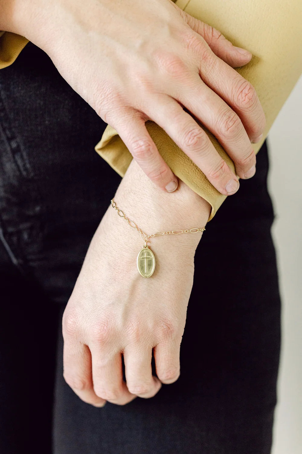 Petite Pendant Bracelet Oval Cross / Romans 5:8