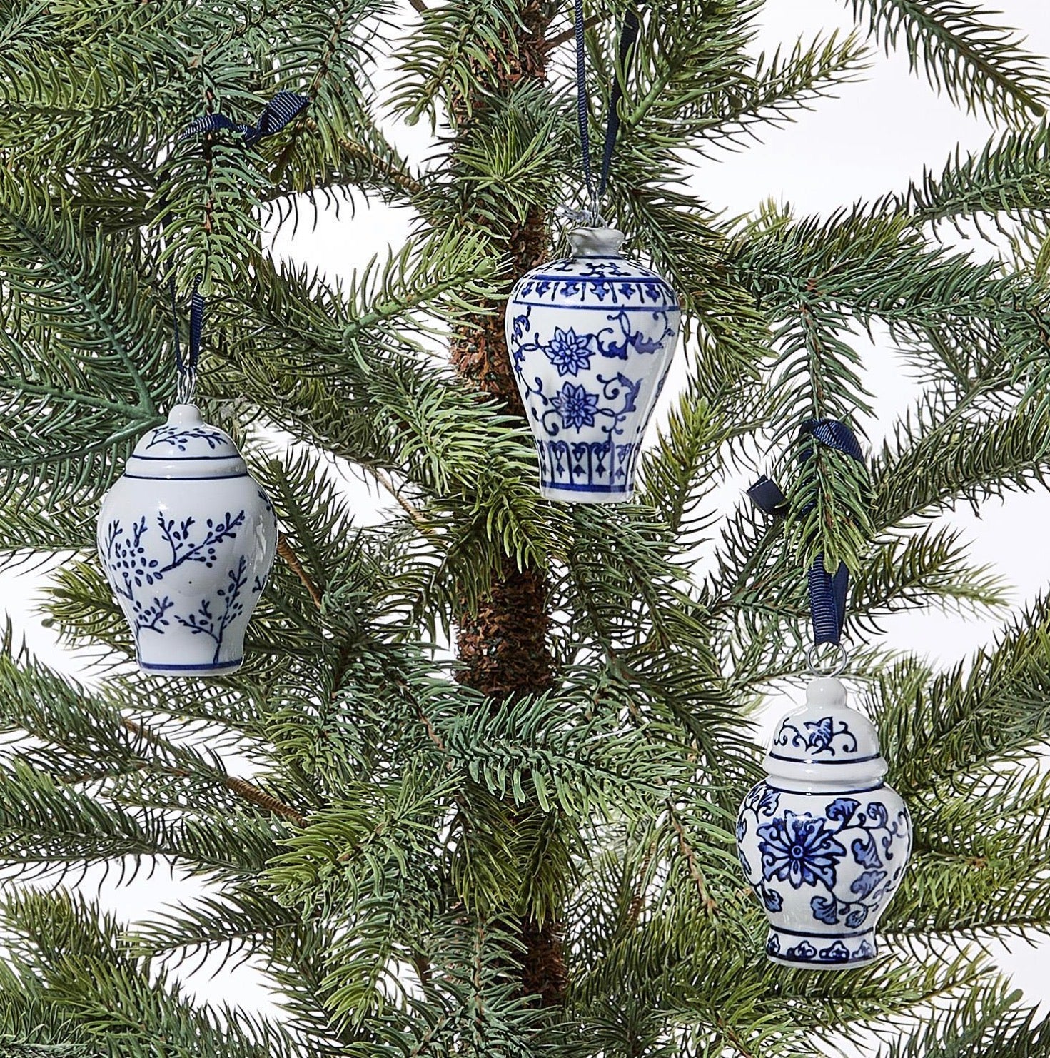 BLUE AND WHITE TEMPLE JAR ORNAMENT / PLACE CARD HOLDER