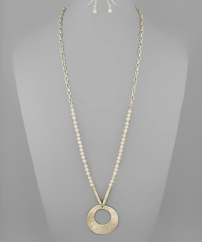 Beaded Necklace With Gradual Circle Pendant