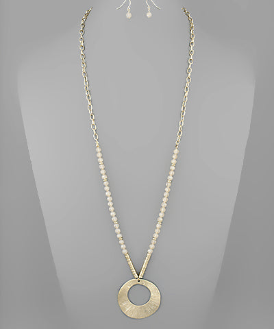 Beaded Necklace With Gradual Circle Pendant